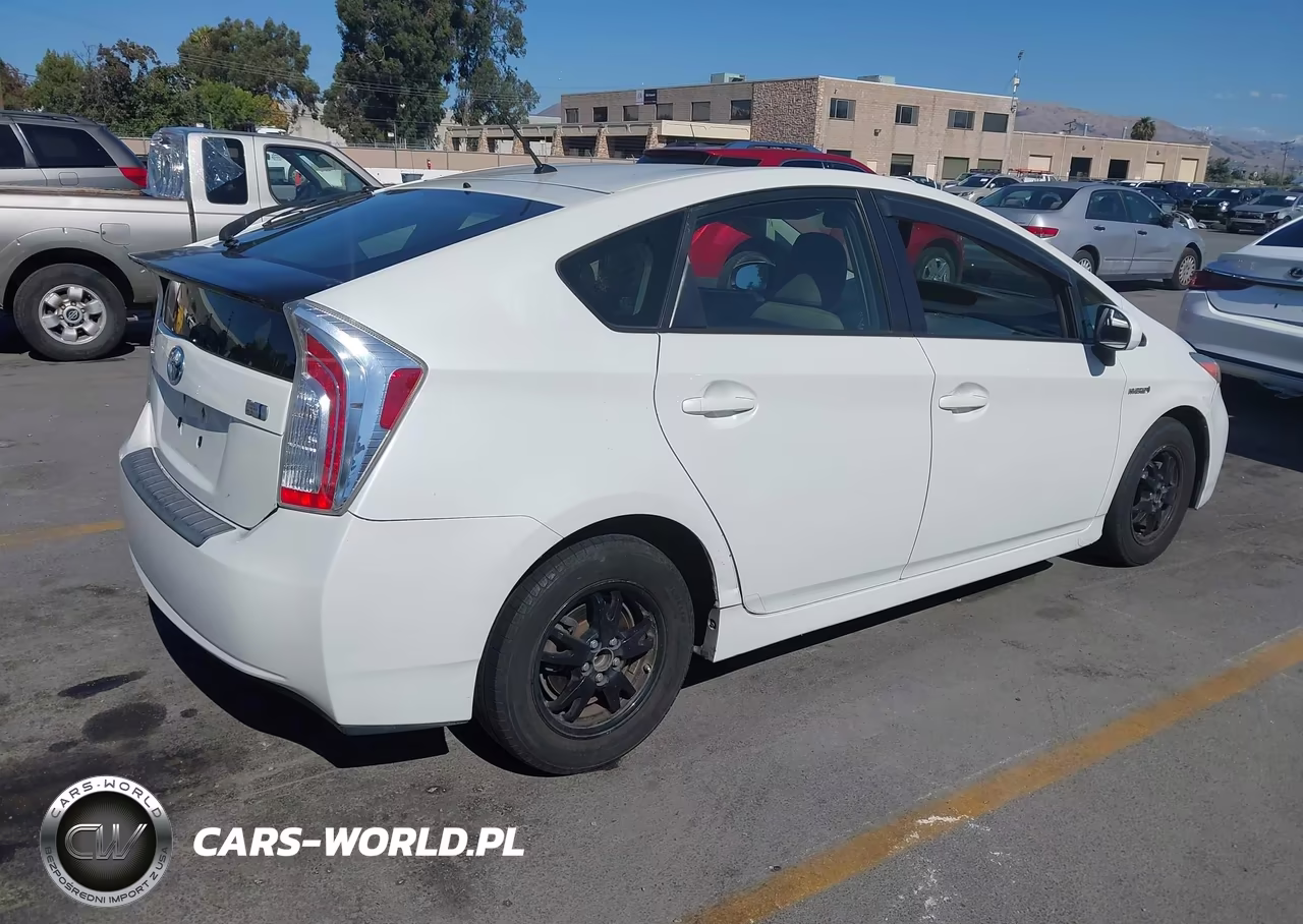 2015 Toyota Prius Two VIN:JTDKN3DU1F0468207 - 4