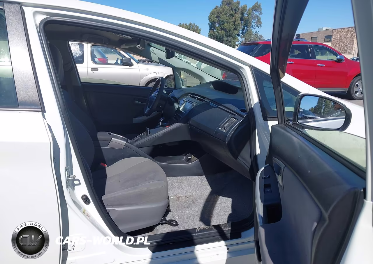 2015 Toyota Prius Two VIN:JTDKN3DU1F0468207 - 5