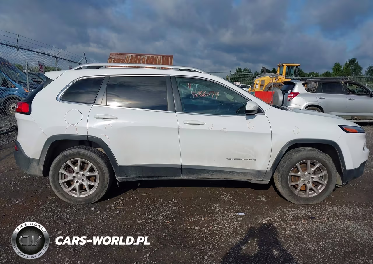 2017 Jeep Cherokee Latitude 4X4 VIN:1C4PJMCS7HW647178 - 13