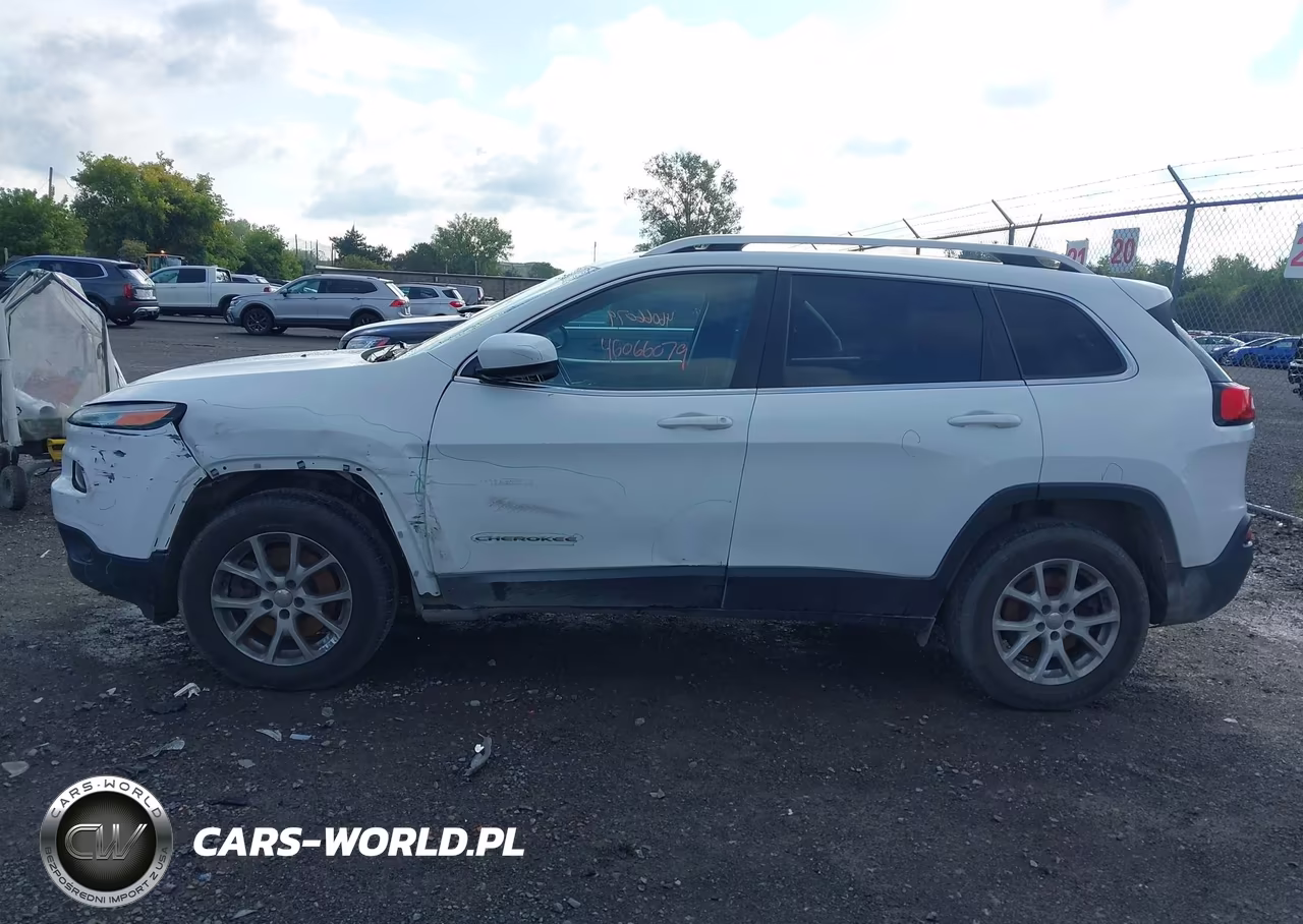 2017 Jeep Cherokee Latitude 4X4 VIN:1C4PJMCS7HW647178 - 14