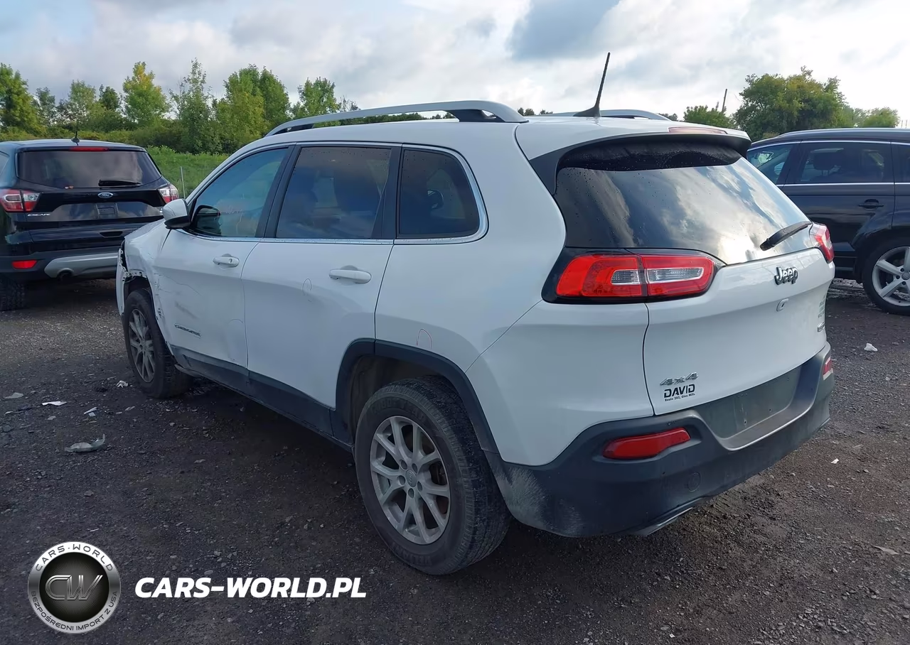 2017 Jeep Cherokee Latitude 4X4 VIN:1C4PJMCS7HW647178 - 3