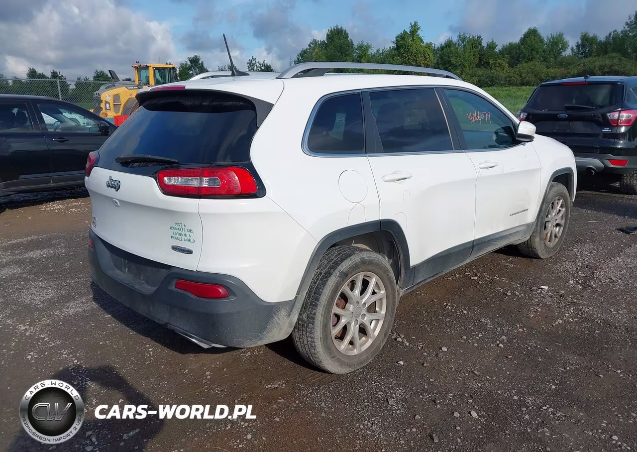2017 Jeep Cherokee Latitude 4X4 VIN:1C4PJMCS7HW647178 - 4