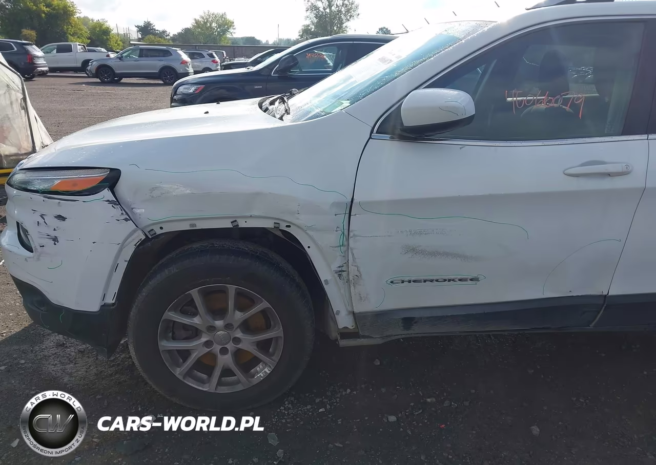 2017 Jeep Cherokee Latitude 4X4 VIN:1C4PJMCS7HW647178 - 6