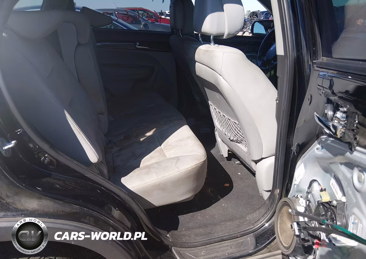2011 Kia Sorento Lx VIN:5XYKTCA11BG081838 - 8