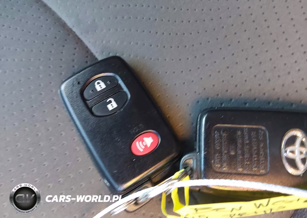 2015 Toyota Prius Two VIN:JTDKN3DU7F0428973 - 11