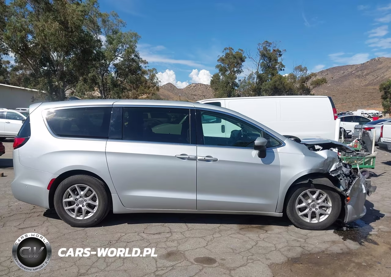 2023 Chrysler Pacifica Touring L VIN:2C4RC1BG2PR531537 - 13