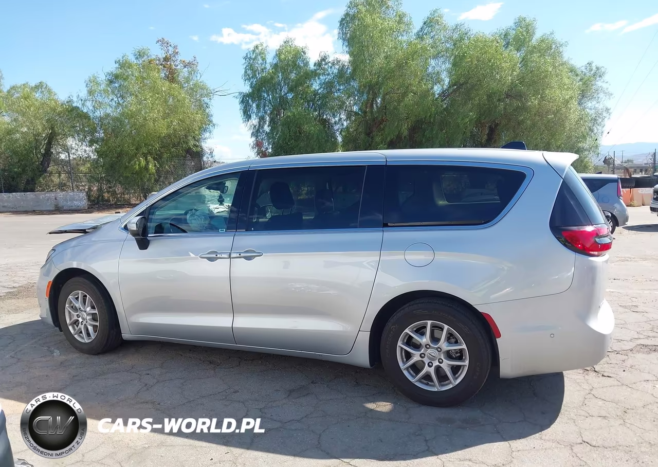 2023 Chrysler Pacifica Touring L VIN:2C4RC1BG2PR531537 - 14