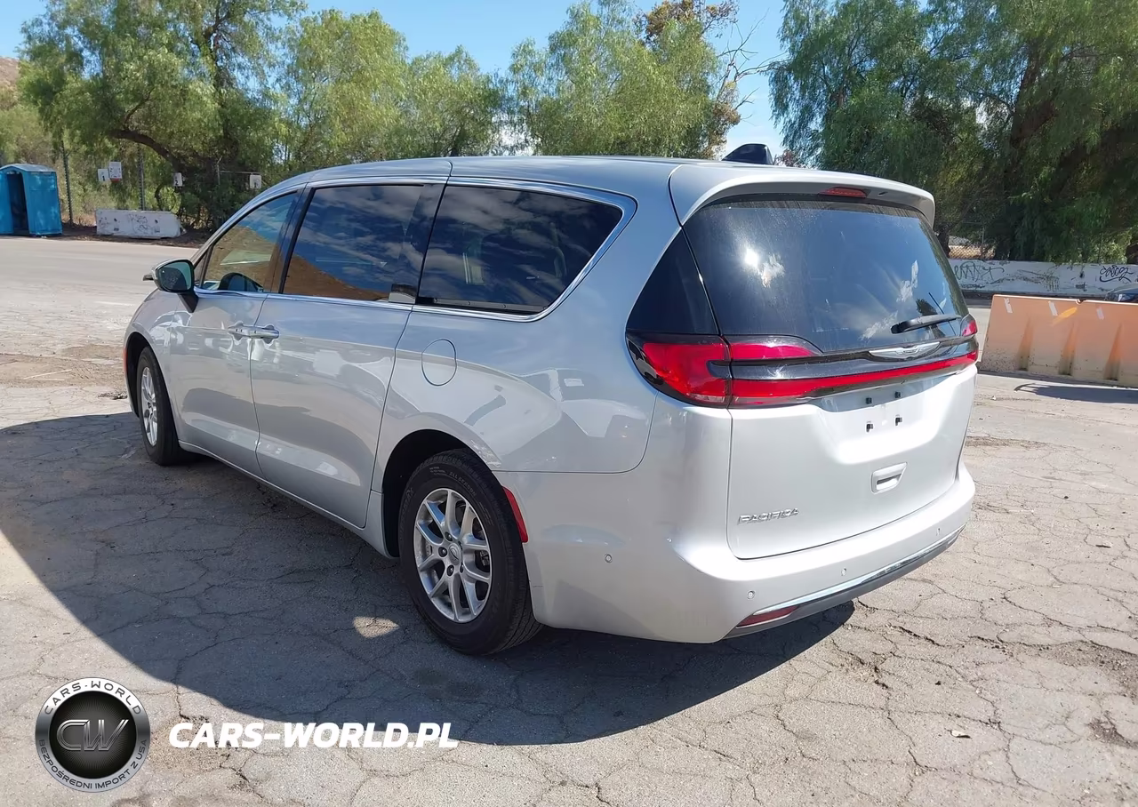 2023 Chrysler Pacifica Touring L VIN:2C4RC1BG2PR531537 - 3