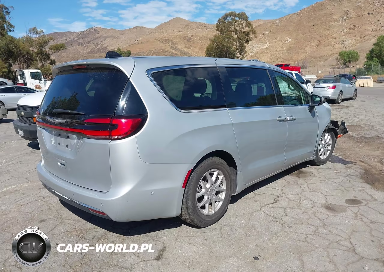 2023 Chrysler Pacifica Touring L VIN:2C4RC1BG2PR531537 - 4