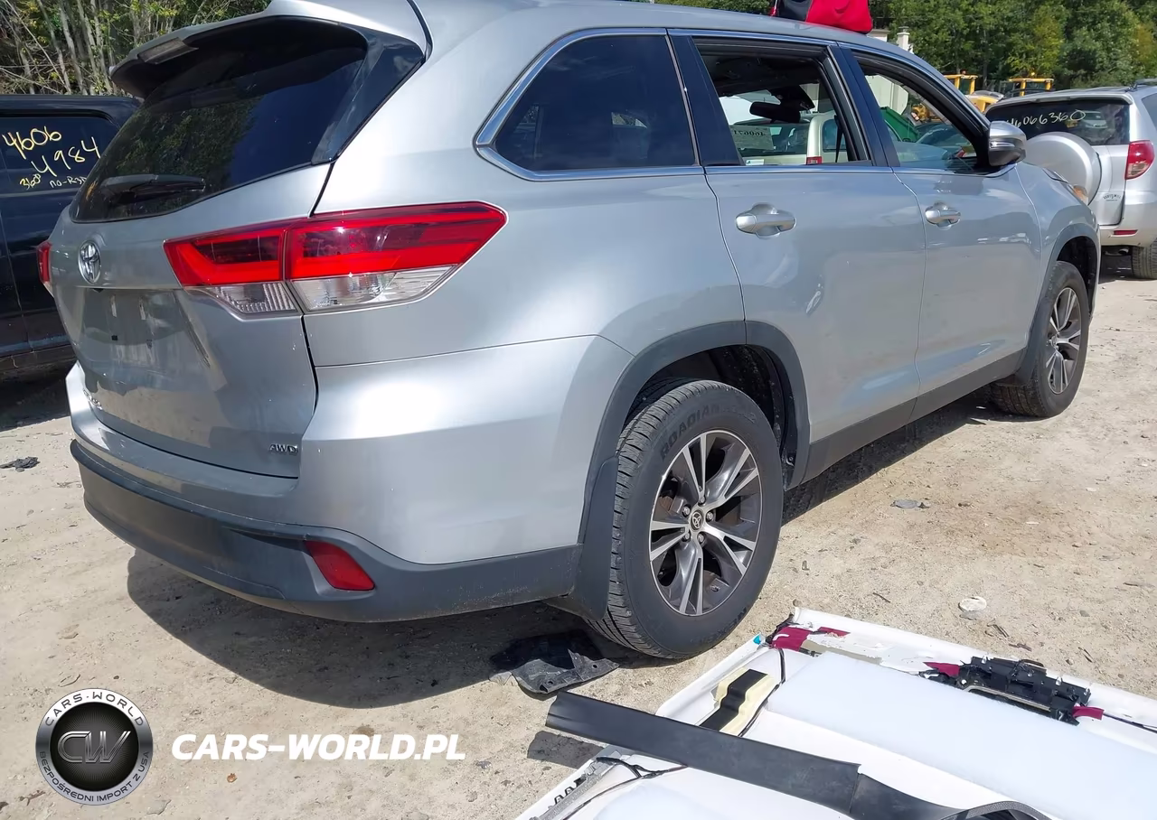 2019 Toyota Highlander Le VIN:5TDBZRFH3KS745504 - 4