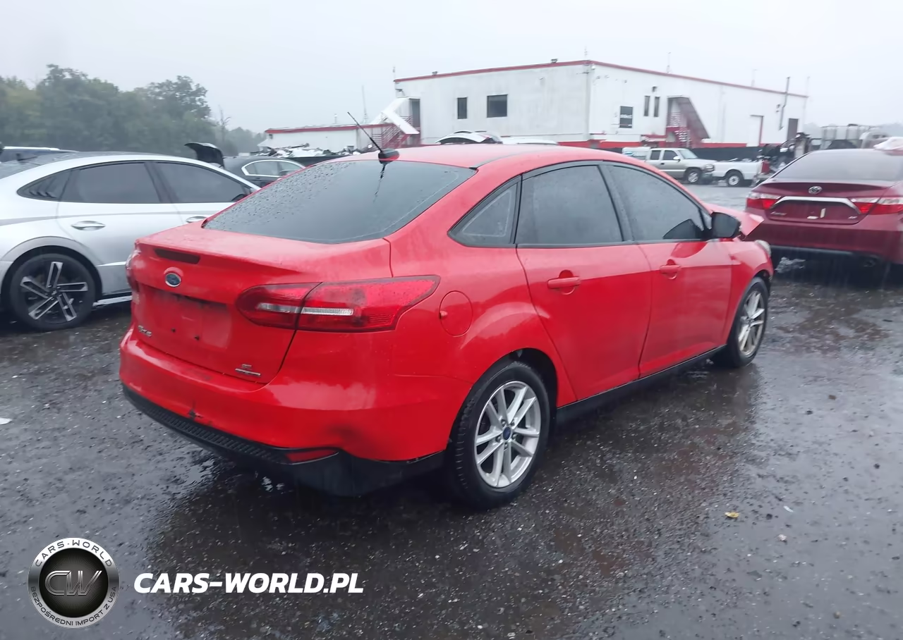 2016 Ford Focus Se VIN:1FADP3F29GL212143 - 4
