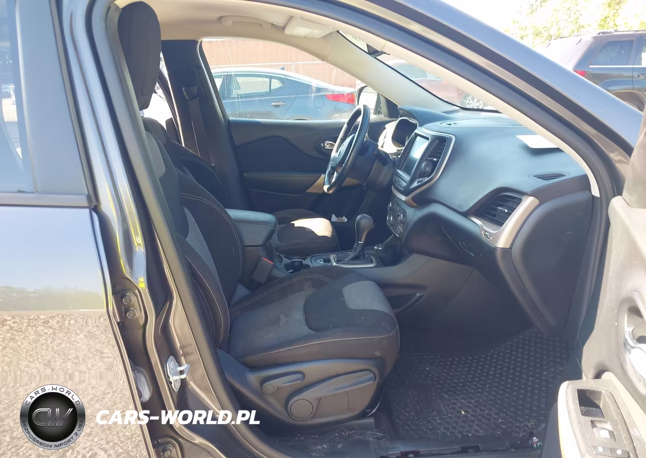 2018 Jeep Cherokee Latitude Tech Connect 4X4 VIN:1C4PJMCX9JD586719 - 5