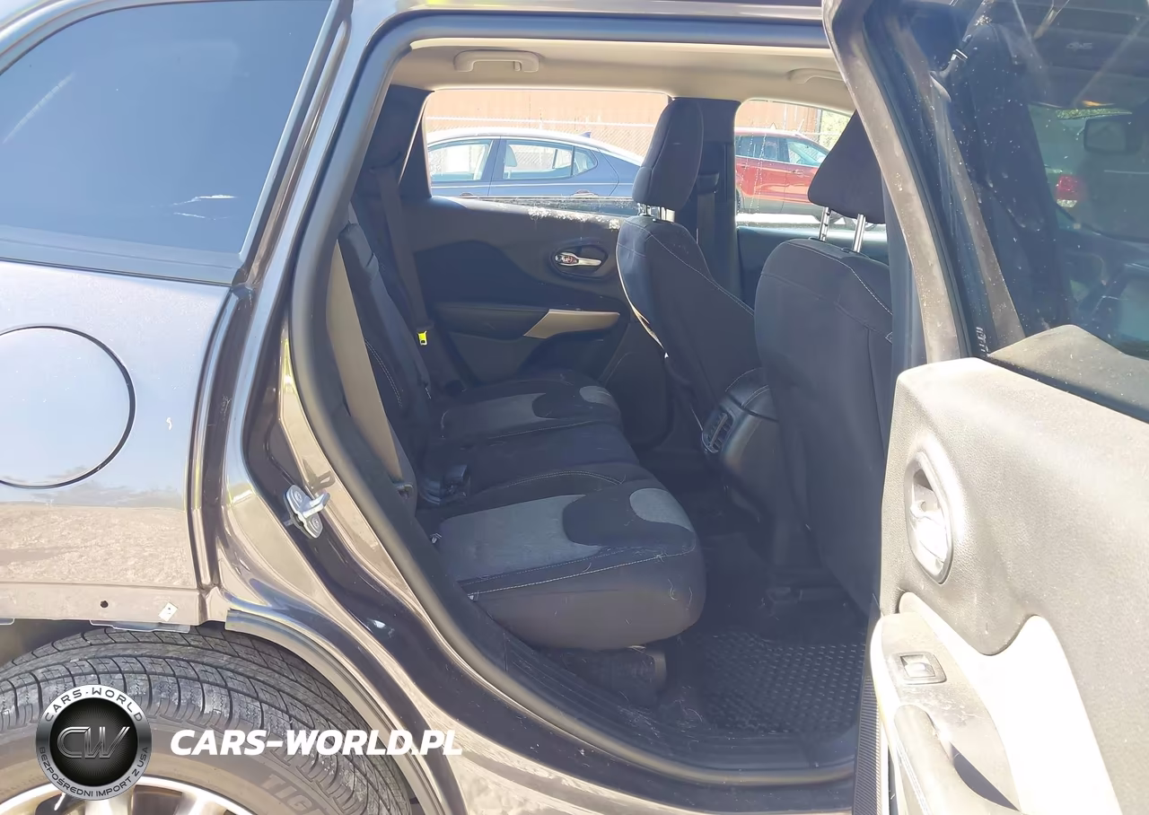 2018 Jeep Cherokee Latitude Tech Connect 4X4 VIN:1C4PJMCX9JD586719 - 8
