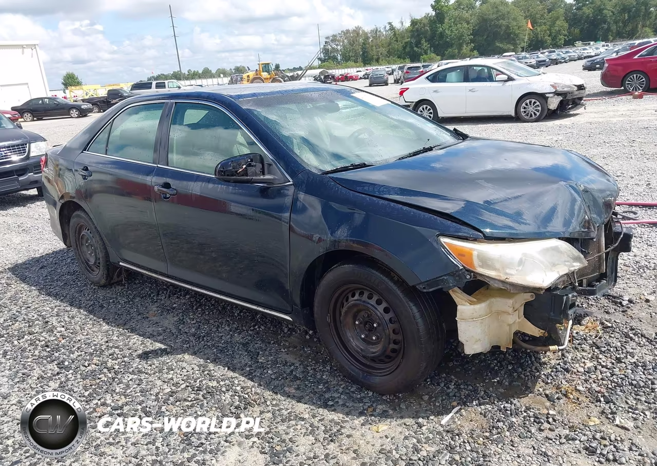 2014 Toyota Camry Le – zdjęcie 1 z 16