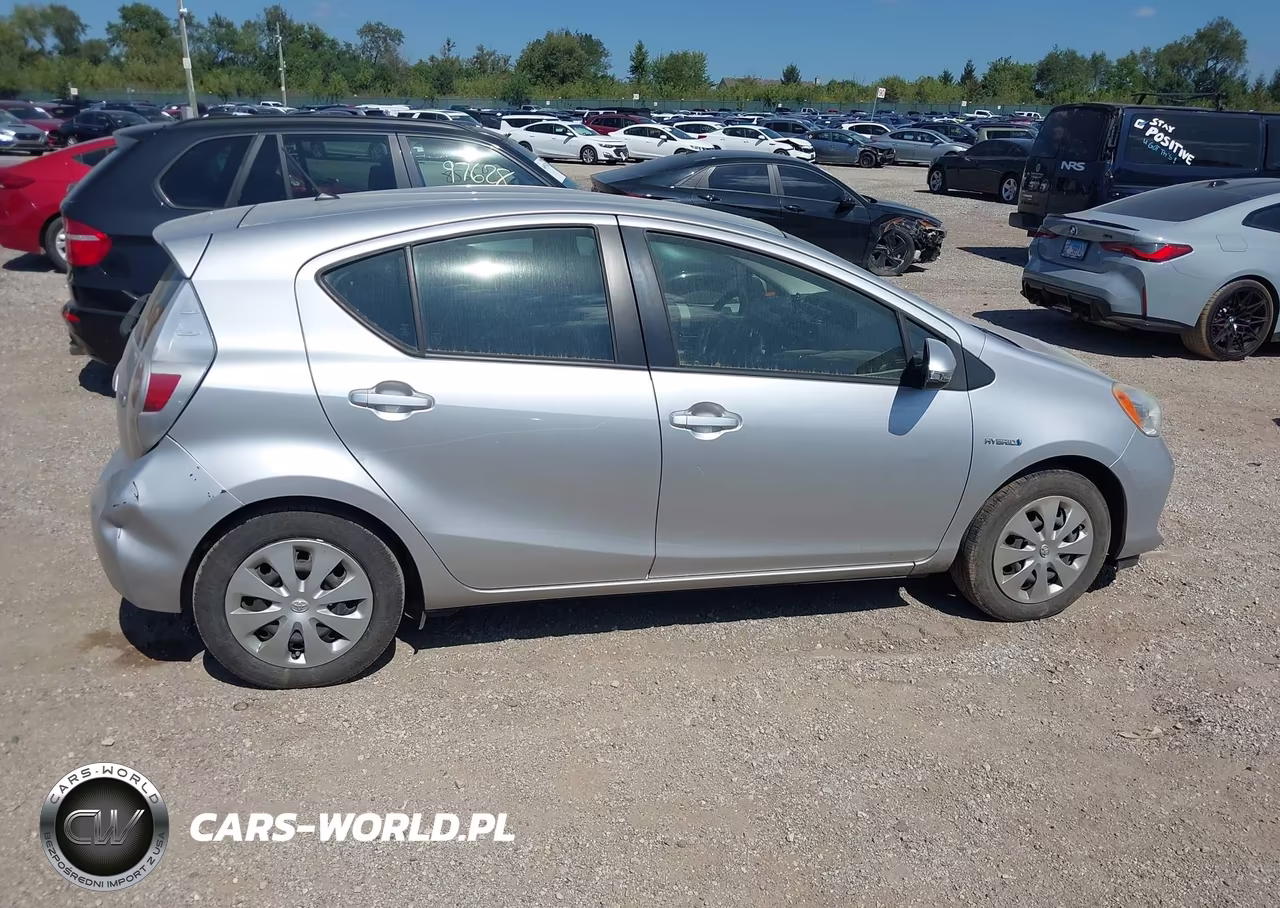 2014 Toyota Prius C Two VIN:JTDKDTB39E1573616 - 13