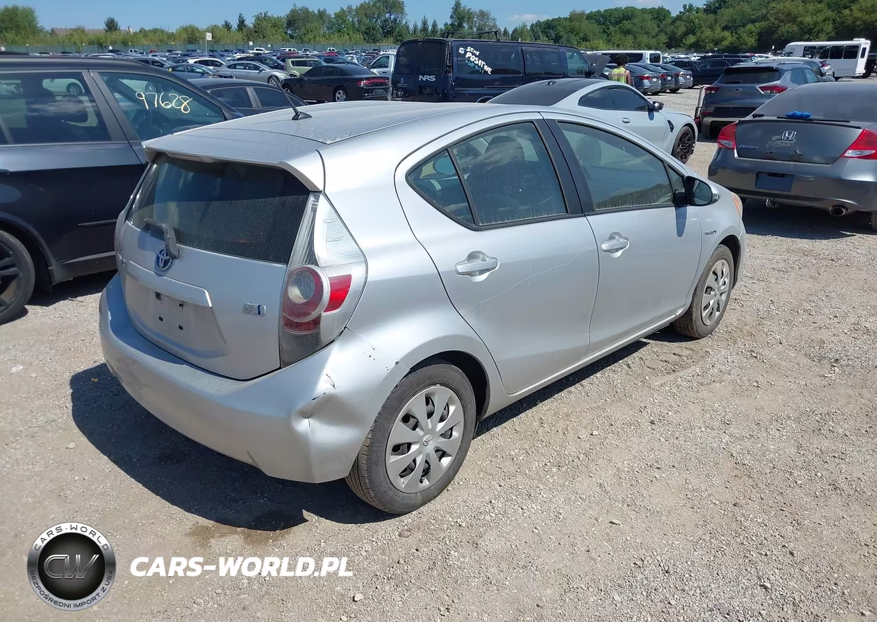 2014 Toyota Prius C Two VIN:JTDKDTB39E1573616 - 4