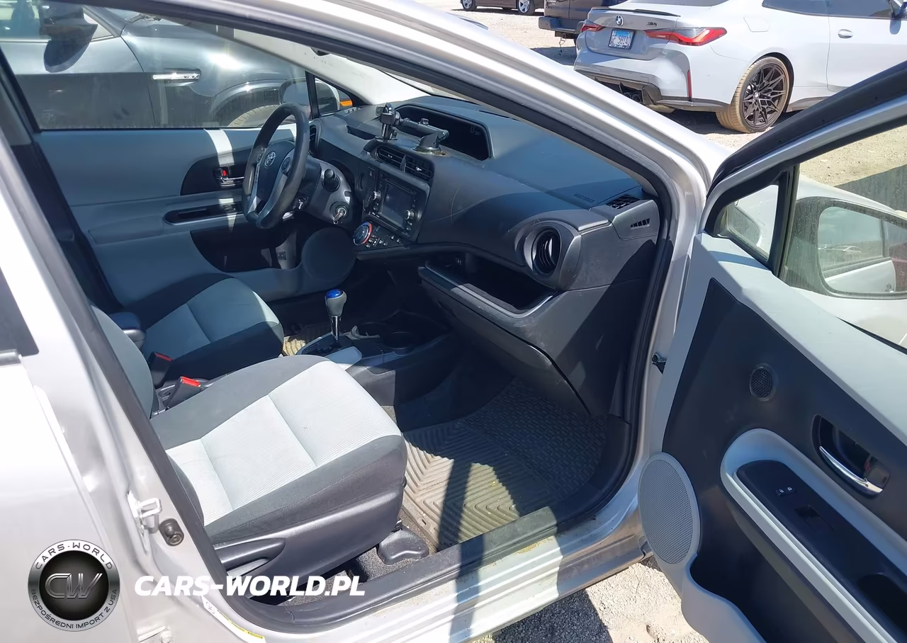 2014 Toyota Prius C Two VIN:JTDKDTB39E1573616 - 5