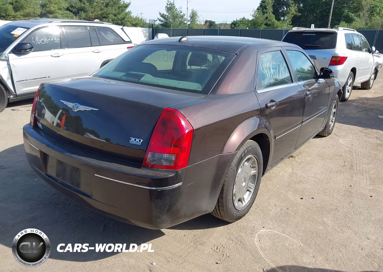 2005 Chrysler 300 Touring VIN:2C3AA53GX5H137932 - 4