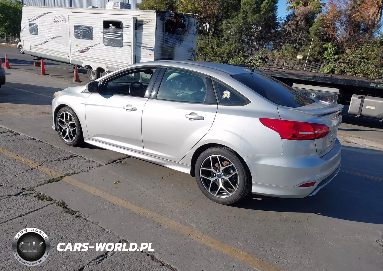 2015 Ford Focus Se VIN:1FADP3F26FL249097 - 3