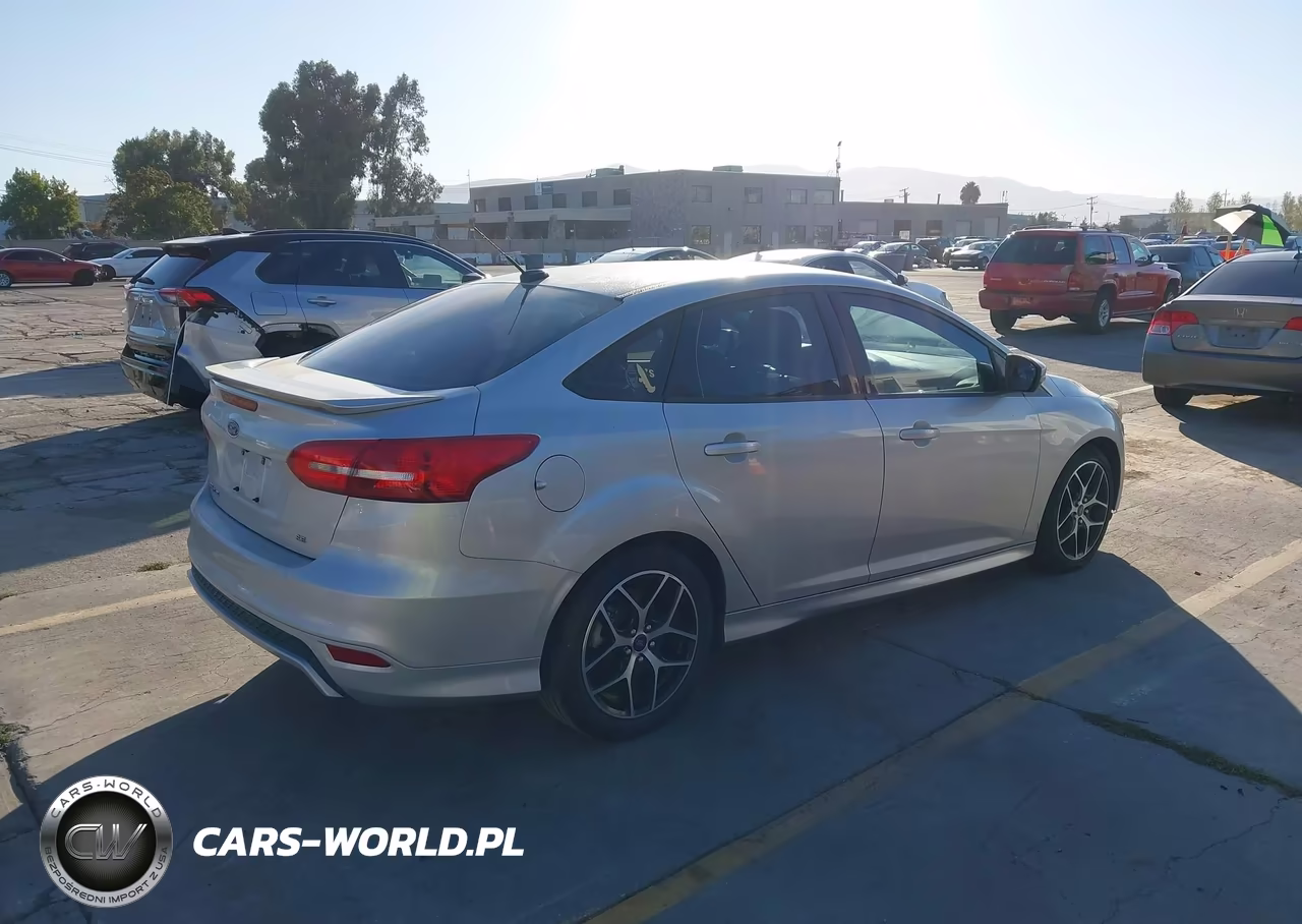 2015 Ford Focus Se VIN:1FADP3F26FL249097 - 4