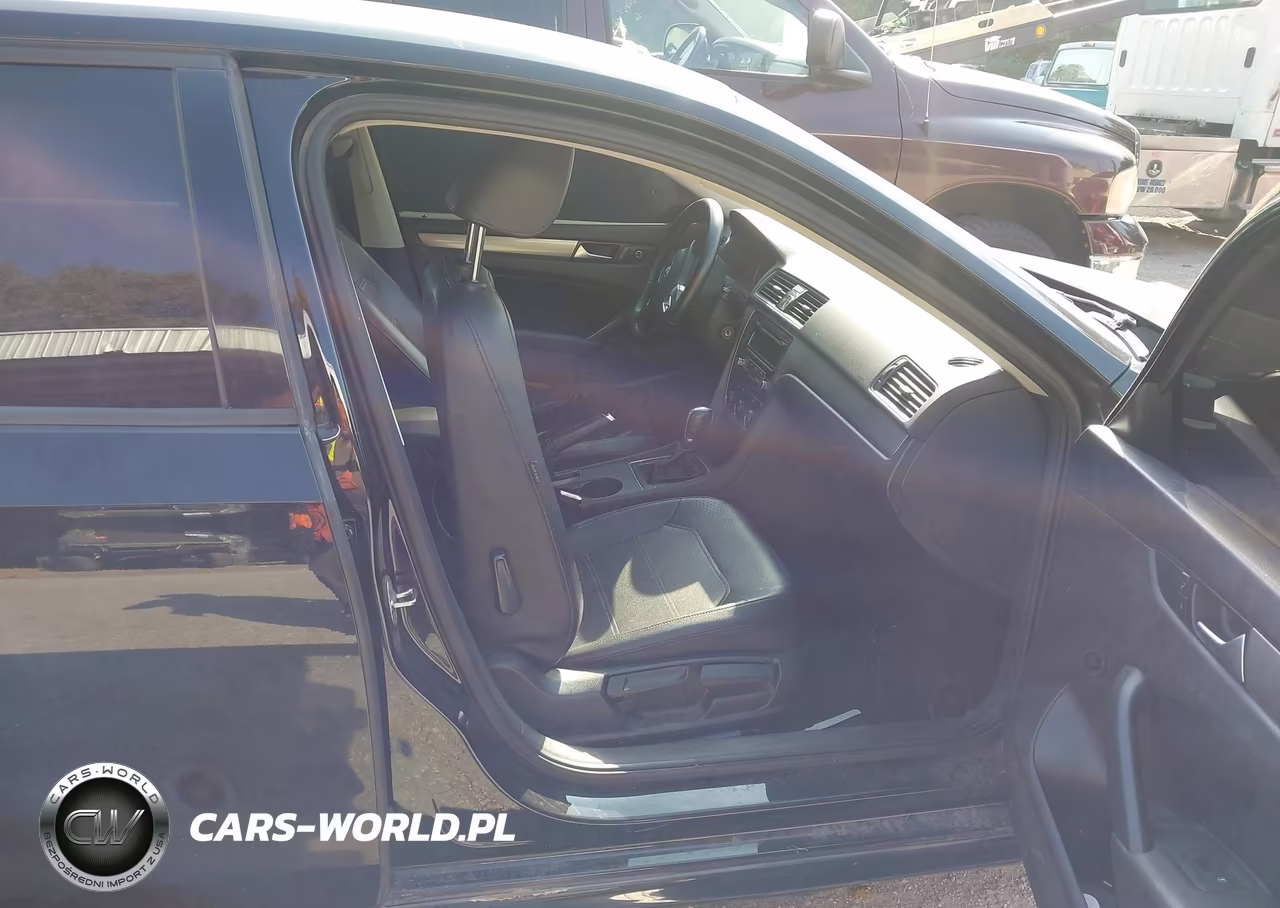 2015 Volkswagen Passat 1.8T Wolfsburg Edition VIN:1VWAT7A32FC098725 - 5