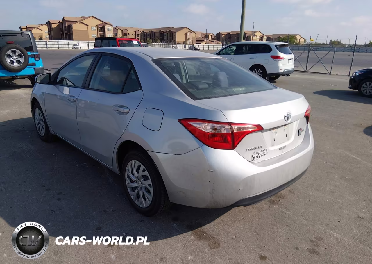 2018 Toyota Corolla Le VIN:5YFBURHE2JP790913 - 3