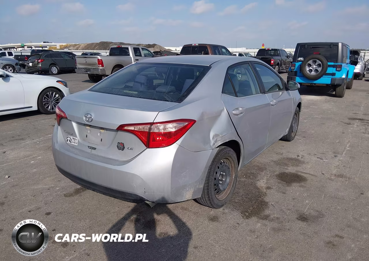 2018 Toyota Corolla Le VIN:5YFBURHE2JP790913 - 4