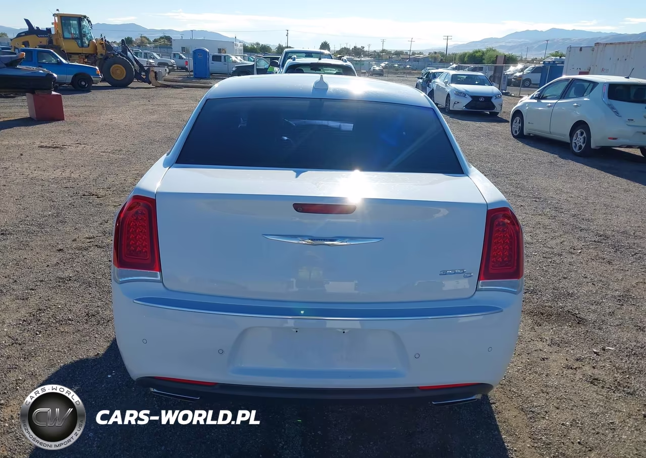 2016 Chrysler 300C Platinum VIN:2C3CCAPT5GH295939 - 16