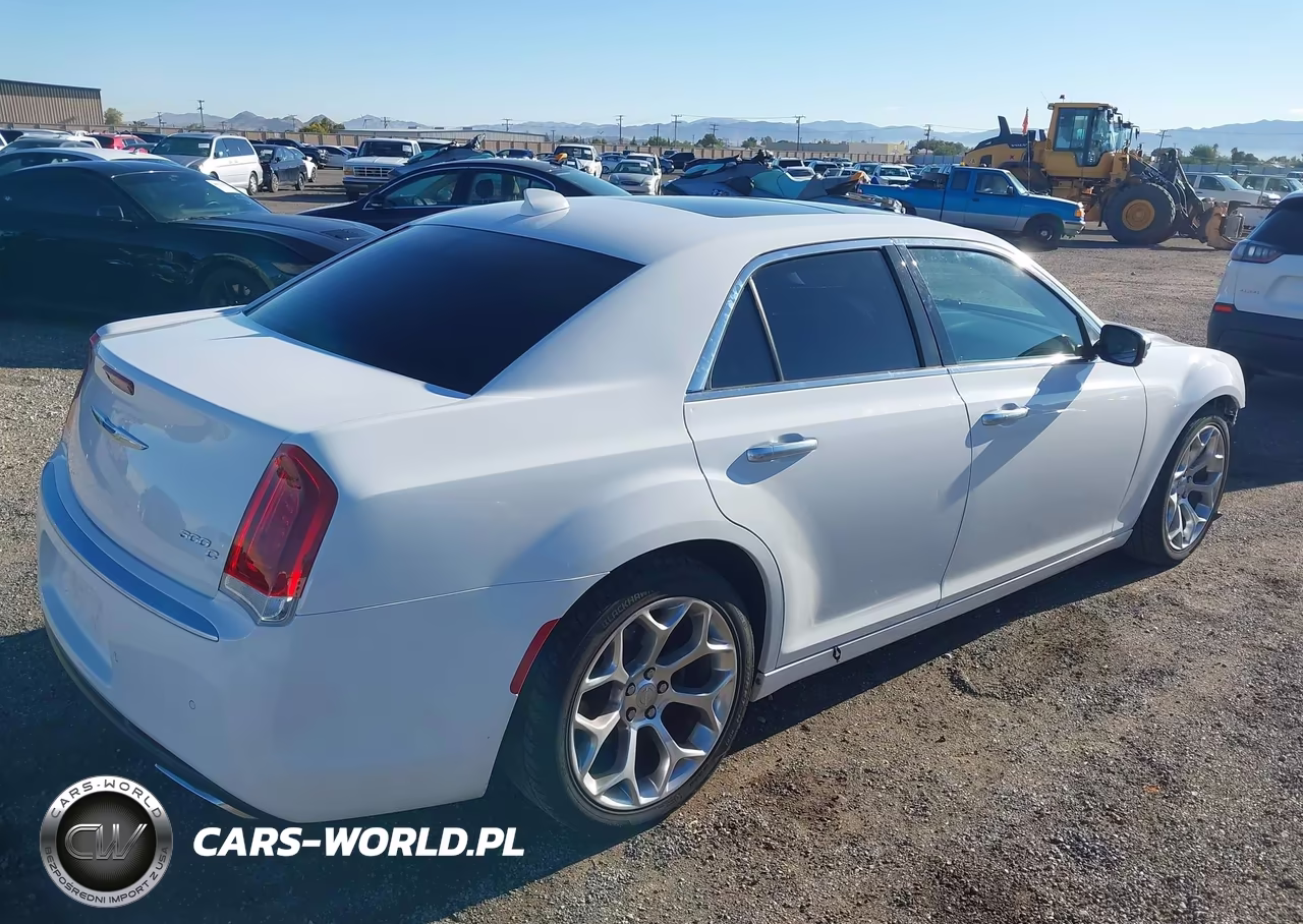 2016 Chrysler 300C Platinum VIN:2C3CCAPT5GH295939 - 4