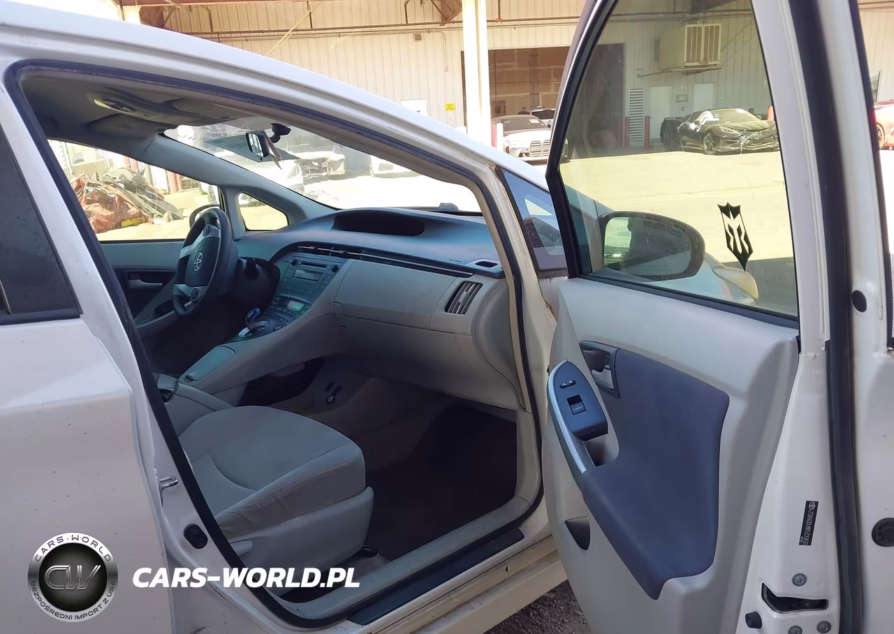 2011 Toyota Prius Two VIN:JTDKN3DU8B5320830 - 5