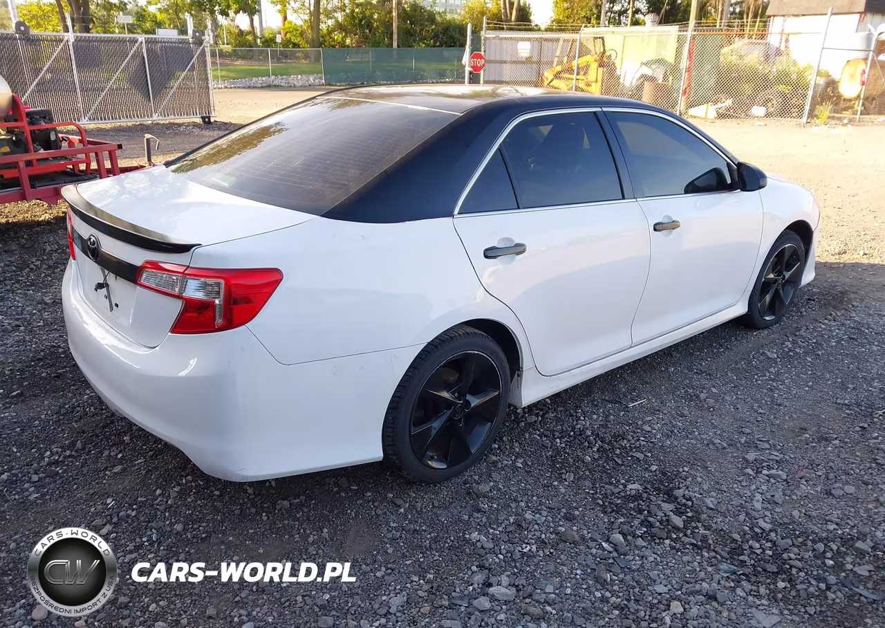2014 Toyota Camry Se Sport VIN:4T1BF1FK2EU347329 - 4
