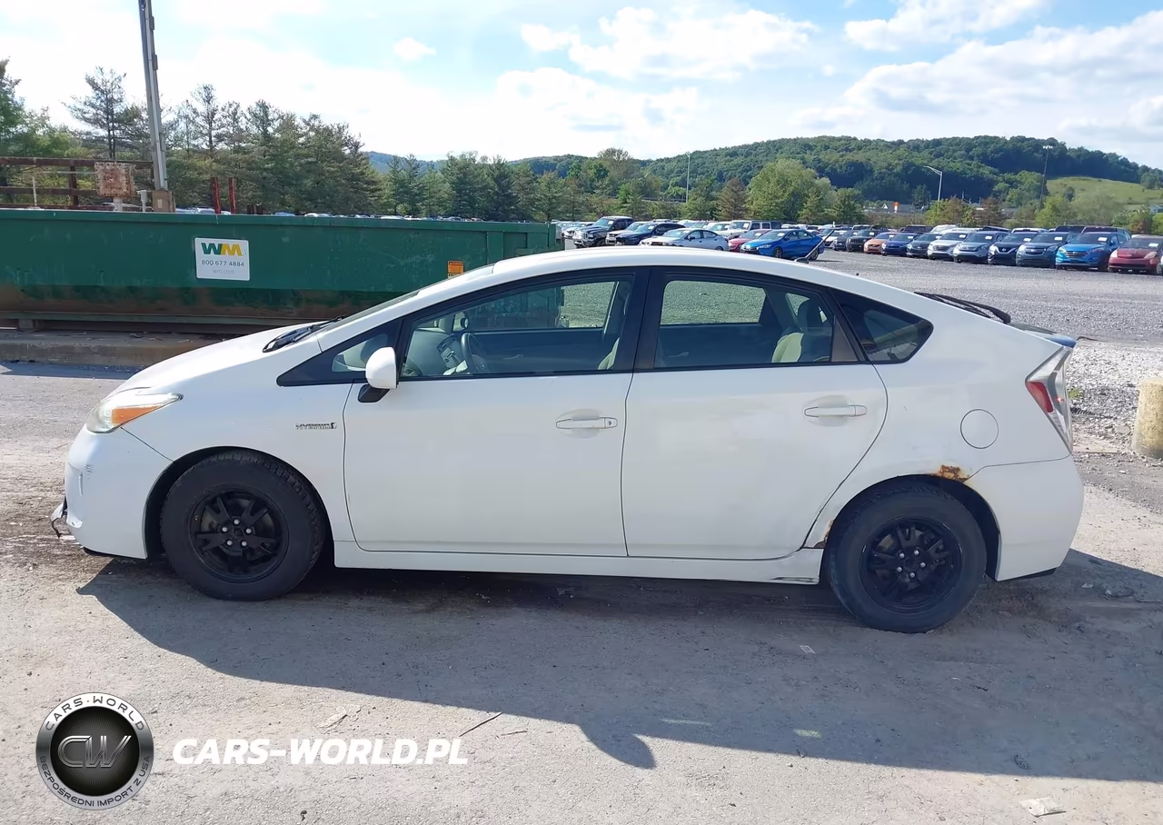 2013 Toyota Prius Two VIN:JTDKN3DU4D1687055 - 14