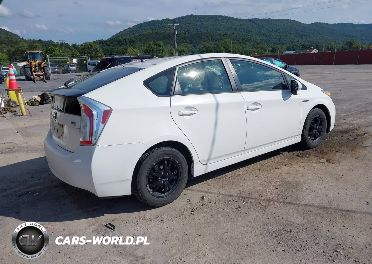 2013 Toyota Prius Two VIN:JTDKN3DU4D1687055 - 4