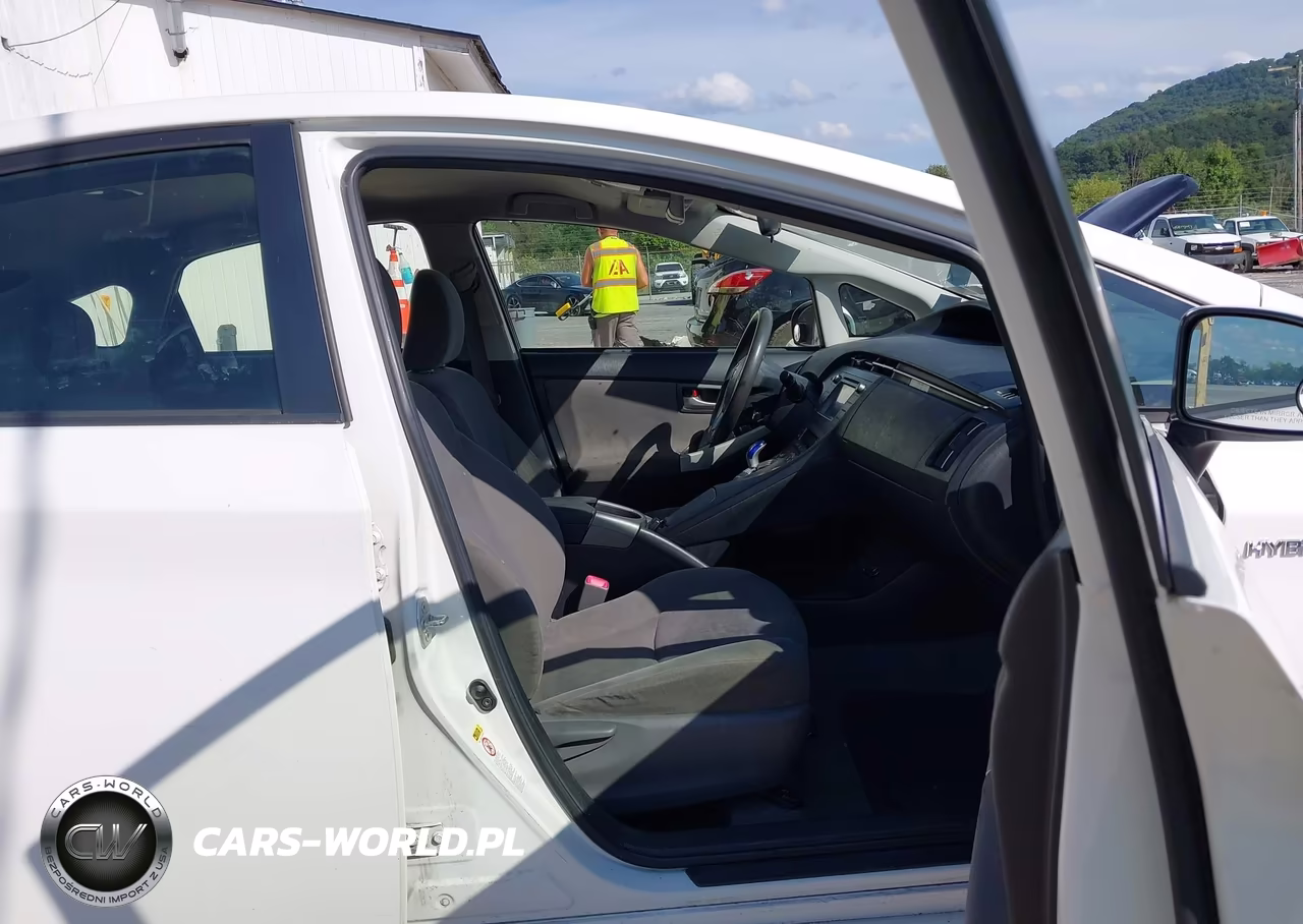 2013 Toyota Prius Two VIN:JTDKN3DU4D1687055 - 5