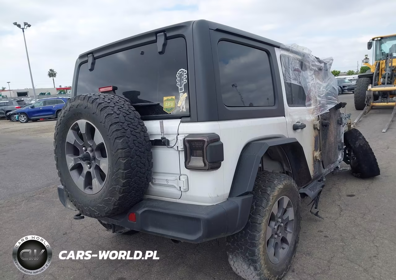 2018 Jeep Wrangler Unlimited Sahara 4X4 VIN:1C4HJXEN9JW213573 - 4