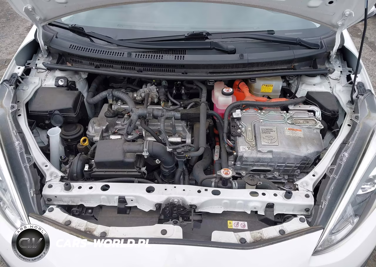 2018 Toyota Prius C Two VIN:JTDKDTB30J1615939 - 10