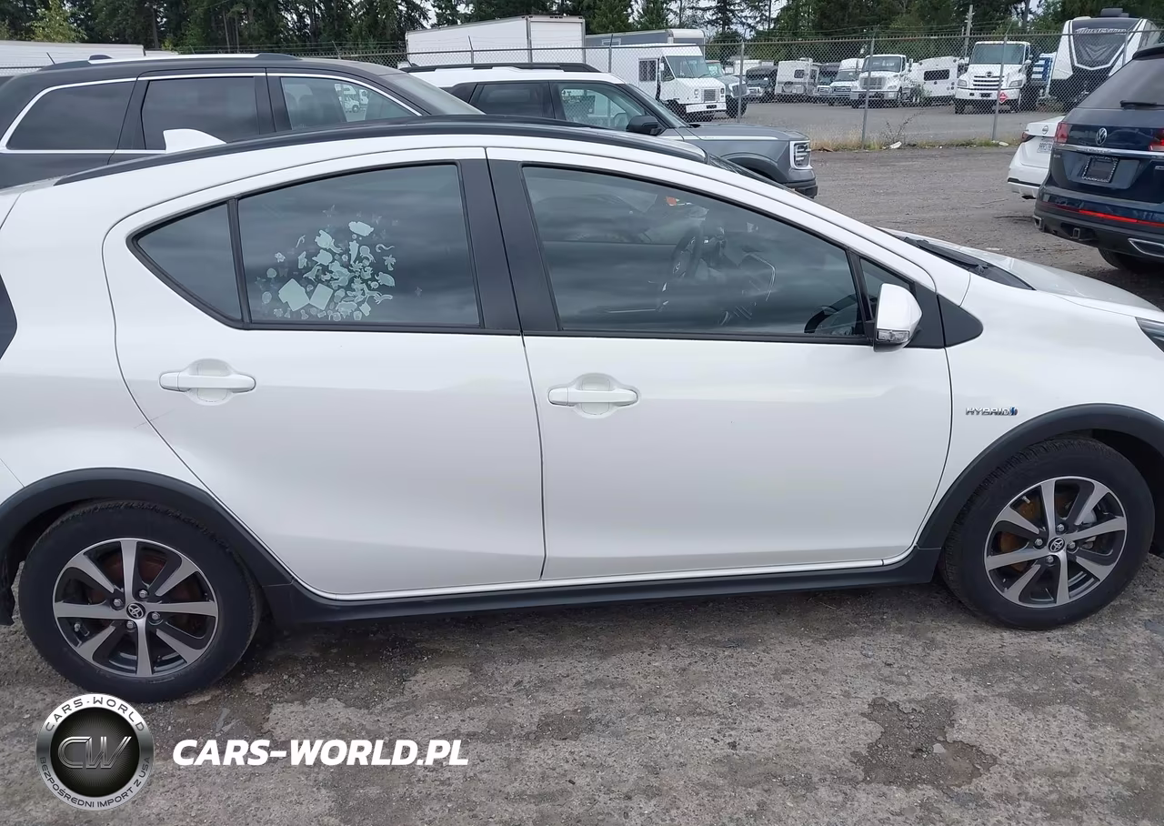 2018 Toyota Prius C Two VIN:JTDKDTB30J1615939 - 13