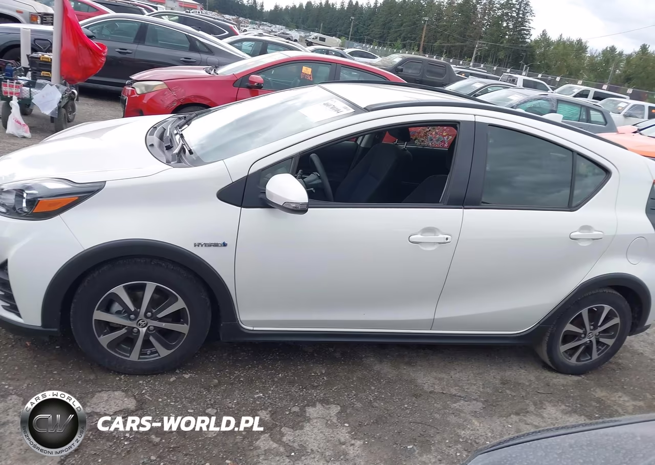 2018 Toyota Prius C Two VIN:JTDKDTB30J1615939 - 14