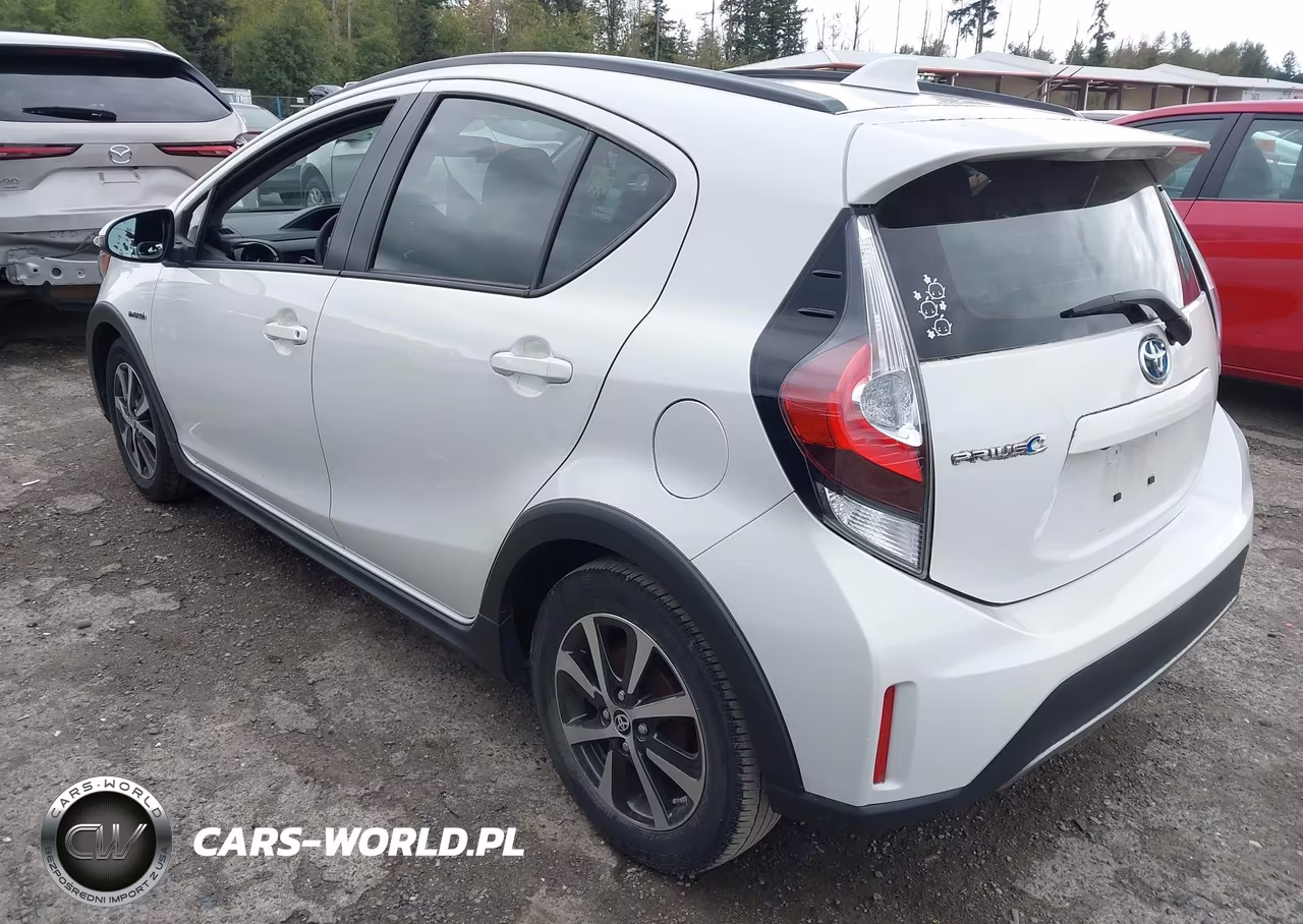 2018 Toyota Prius C Two VIN:JTDKDTB30J1615939 - 3