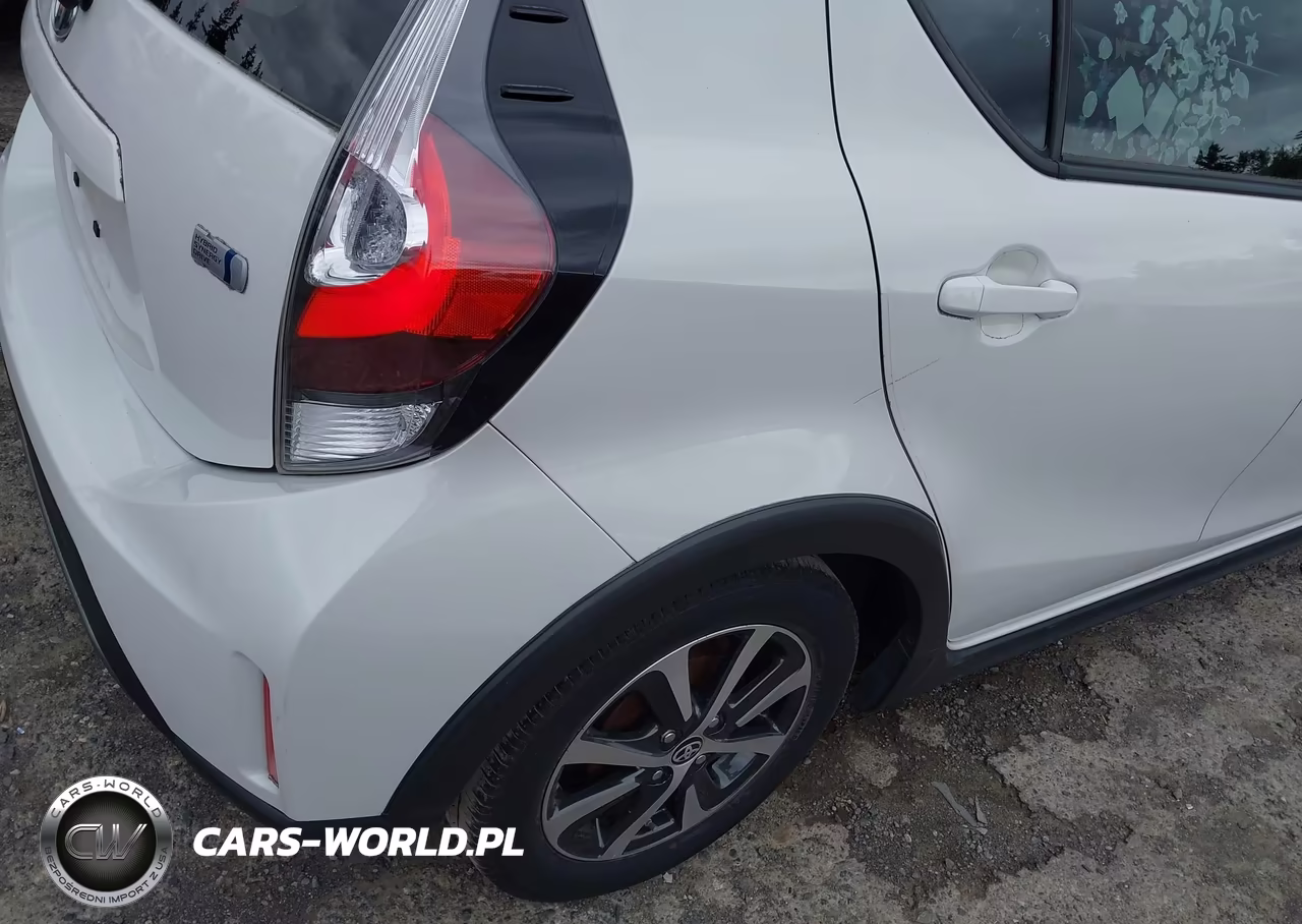 2018 Toyota Prius C Two VIN:JTDKDTB30J1615939 - 6
