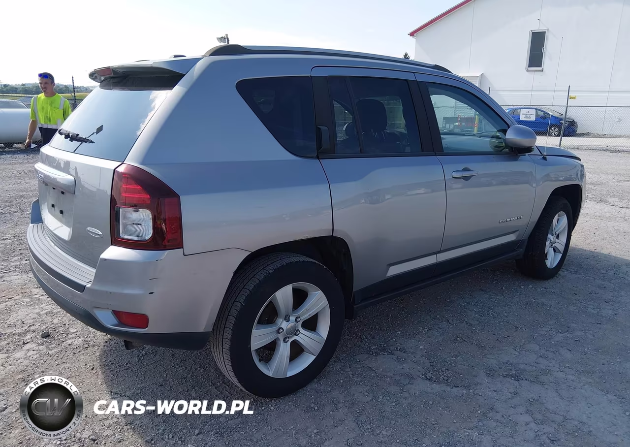 2016 Jeep Compass Latitude VIN:1C4NJDEB8GD724302 - 4