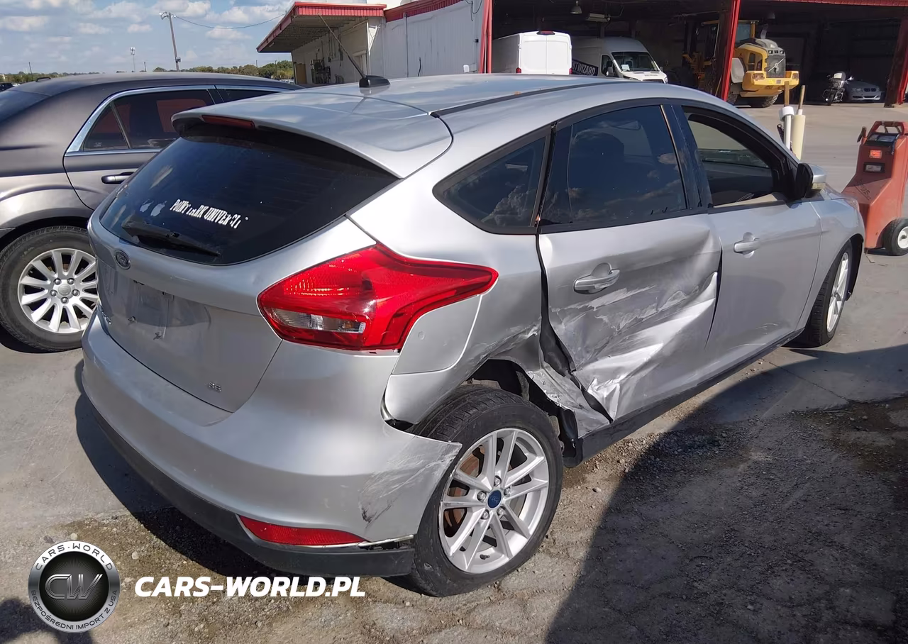 2017 Ford Focus Se VIN:1FADP3K24HL259779 - 4