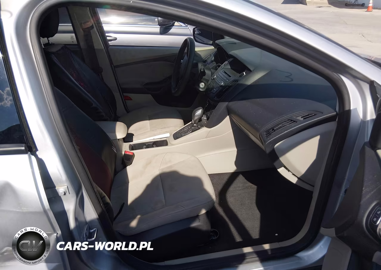 2017 Ford Focus Se VIN:1FADP3K24HL259779 - 5