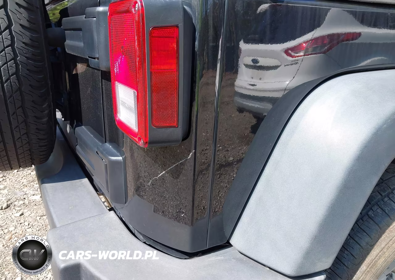 2013 Jeep Wrangler Unlimited Sport VIN:1C4BJWDG0DL663363 - 17