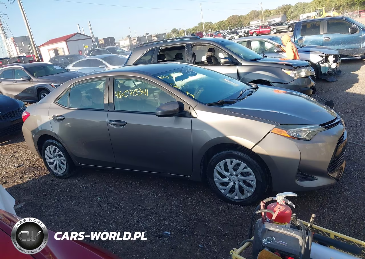 2018 Toyota Corolla Le VIN:5YFBURHE7JP776330 - 13