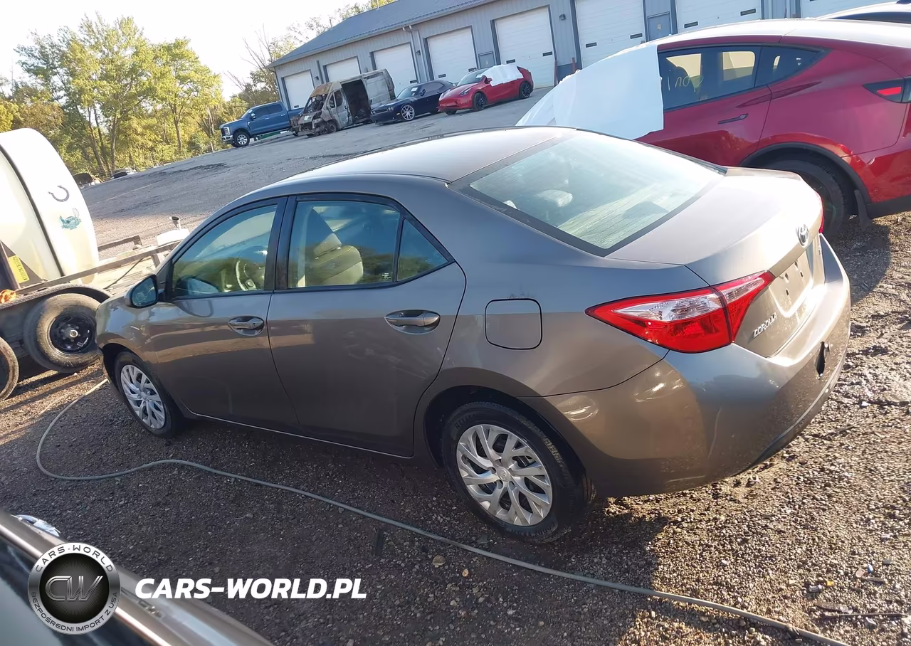 2018 Toyota Corolla Le VIN:5YFBURHE7JP776330 - 14