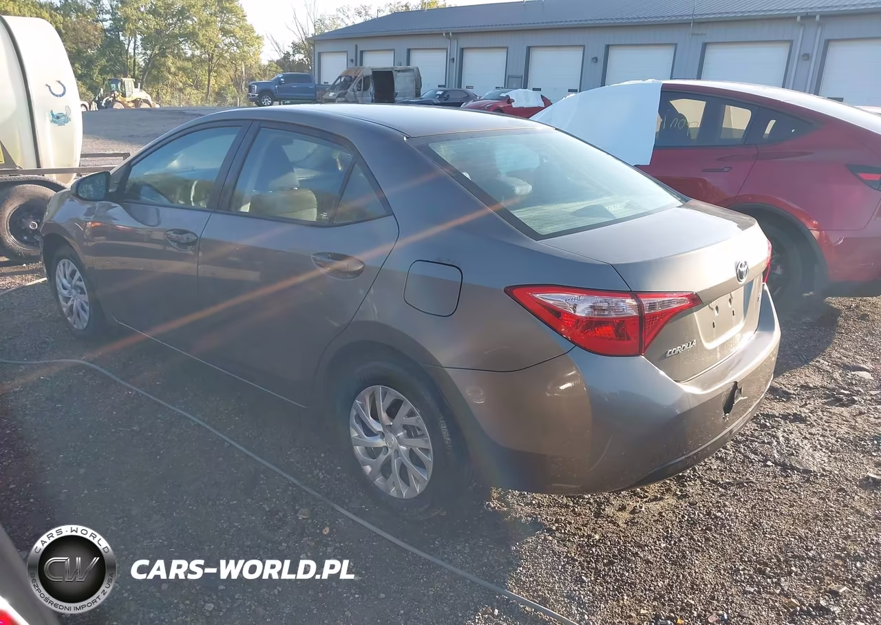 2018 Toyota Corolla Le VIN:5YFBURHE7JP776330 - 3