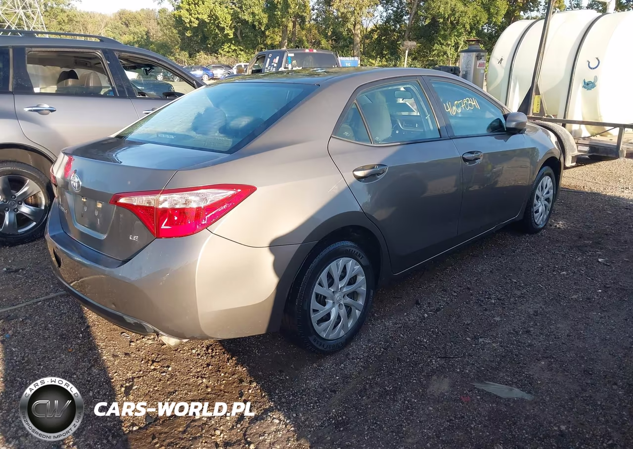 2018 Toyota Corolla Le VIN:5YFBURHE7JP776330 - 4