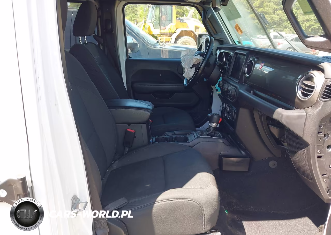 2020 Jeep Wrangler Unlimited Sahara 4X4 VIN:1C4HJXEN2LW131591 - 5