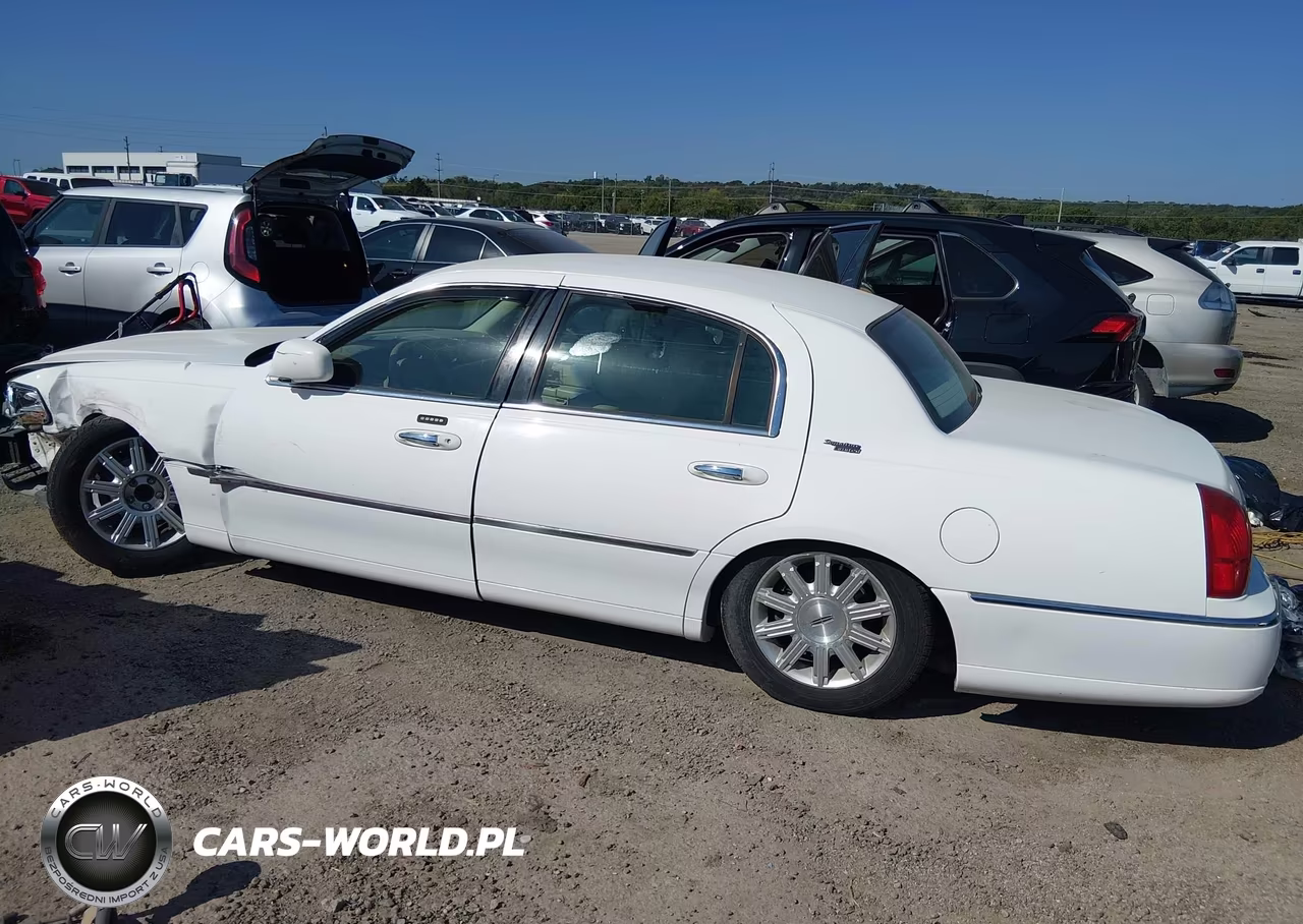 2009 Lincoln Town Car Signature Limited VIN:2LNHM82V89X629465 - 14